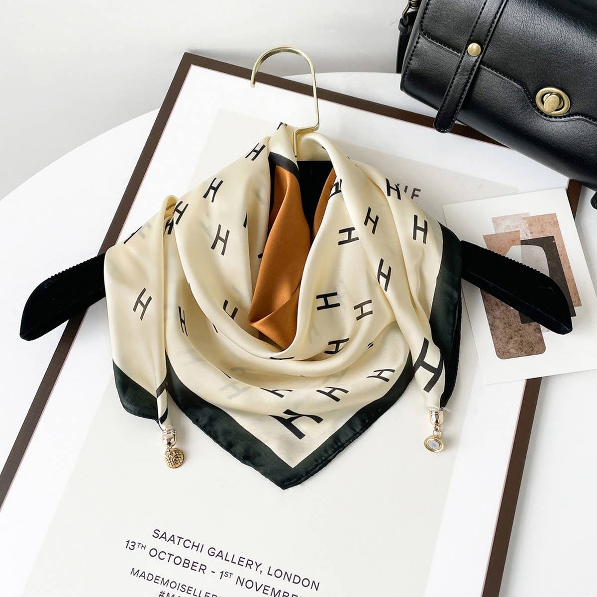 Magnetic Print Triangle Scarf for  Spring Style_CWASC02917