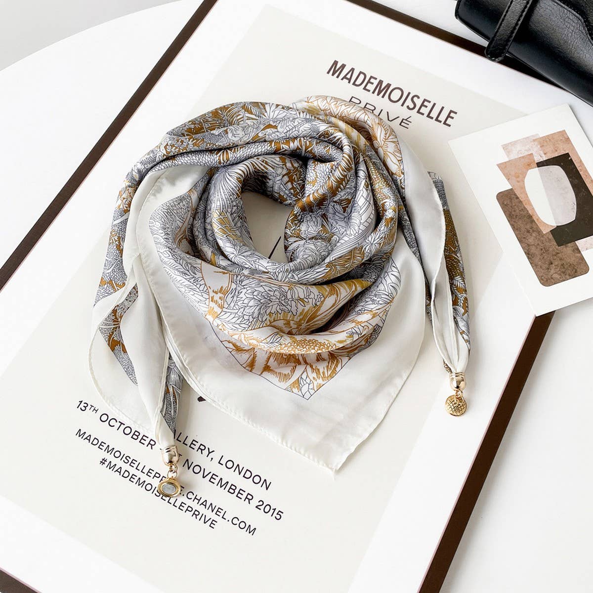 Magnetic Print Triangle Scarf for  Spring Style_CWASC02917